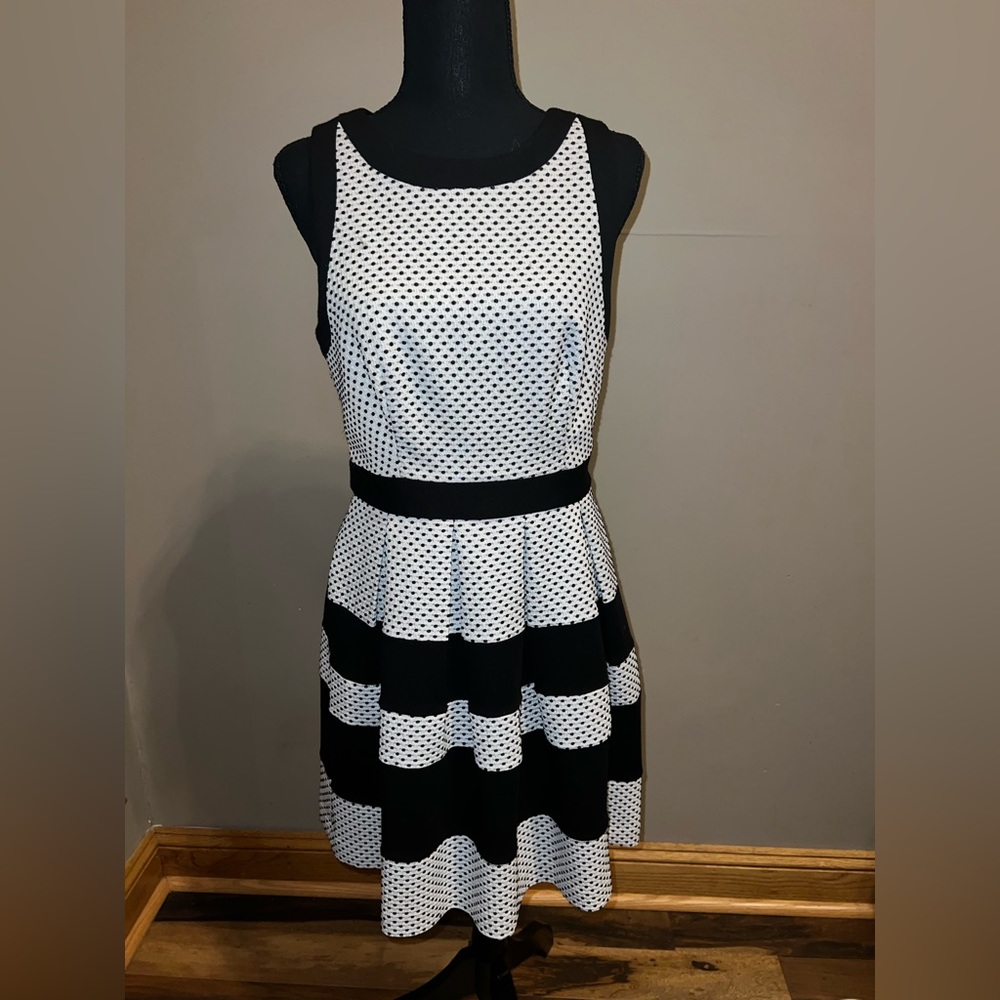 ELLE sleeveless dress, Size 6, white with black polka dots